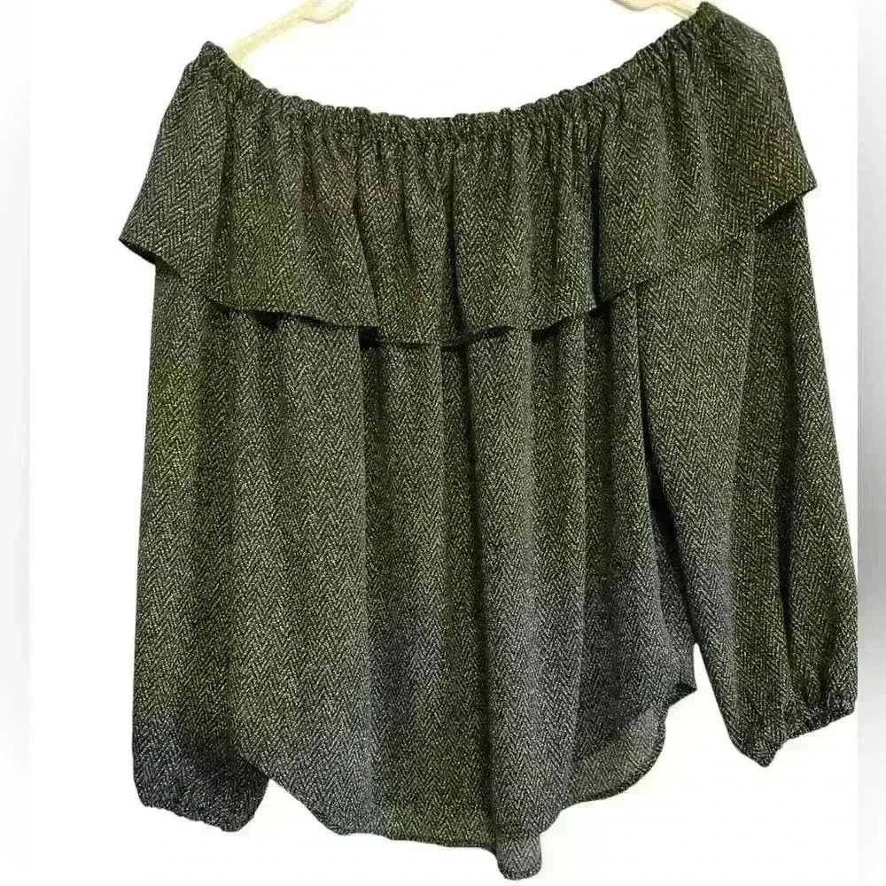 Ann Taylor herringbone, off the shoulder, 100% polyester shirt.‎ Size small